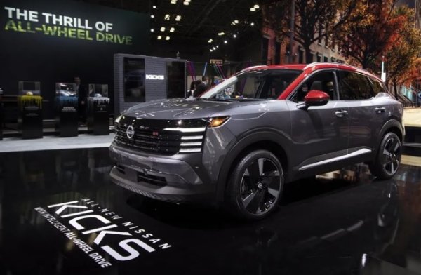 Изминаха шест години, откакто американците се запознаха с фънки и пестеливия Kicks, а сега Nissan показа изцяло ново второ поколение. Вярно, не е екзотично превозно средство, но е евтино и по-весело от всякога. Неговите трилъчеви LED светлини и прорезната решетка са вдъхновени от шлемовете на NFL, а пластмасовите му повърхности и колела са пълни с готини нюанси и обмислени дизайнерски щрихи. 

Под тези яки нови визии се крие повече съдържание. 2.0-литров четирицилиндров двигател със 141 конски сили заменя стария 1.6 двигател със 122 конски сили . Задвижването на всички колела (AWD) се присъедини към списъка с опции. Има и по-голяма задна седалка и повече общо пространство за багаж.

Хубавите седалки с нулева гравитация на Nissan вече са стандартни отпред и отзад, а има и повече помощни съоръжения, включително асистент за проследяване на лентата. 2025 Kicks наистина изглежда като силен конкурент за доларите на купувачите на бюджетни кросоувъри.